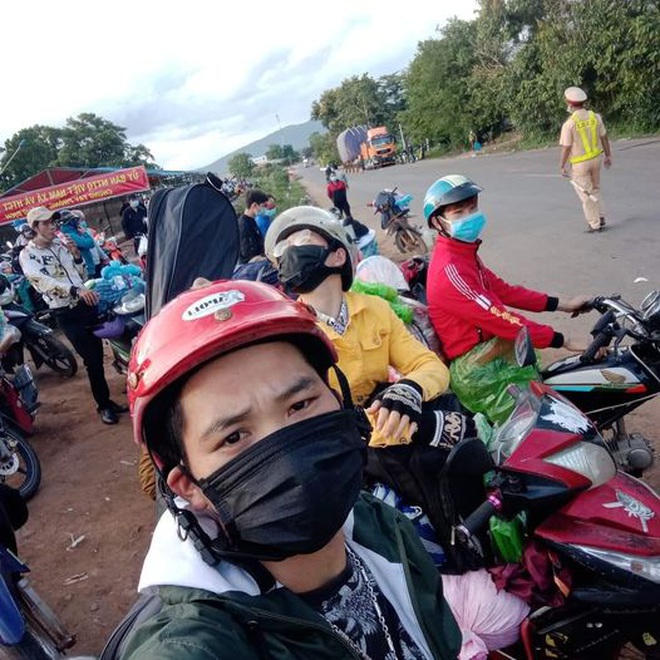 9 người đi xe máy từ Bình Dương về Lào Cai nghi mắc Covid-19 - 1