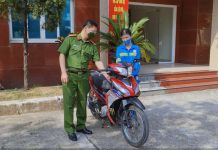 Hà Nội: Nữ lao công bị cướp được công an tặng xe máy - 1